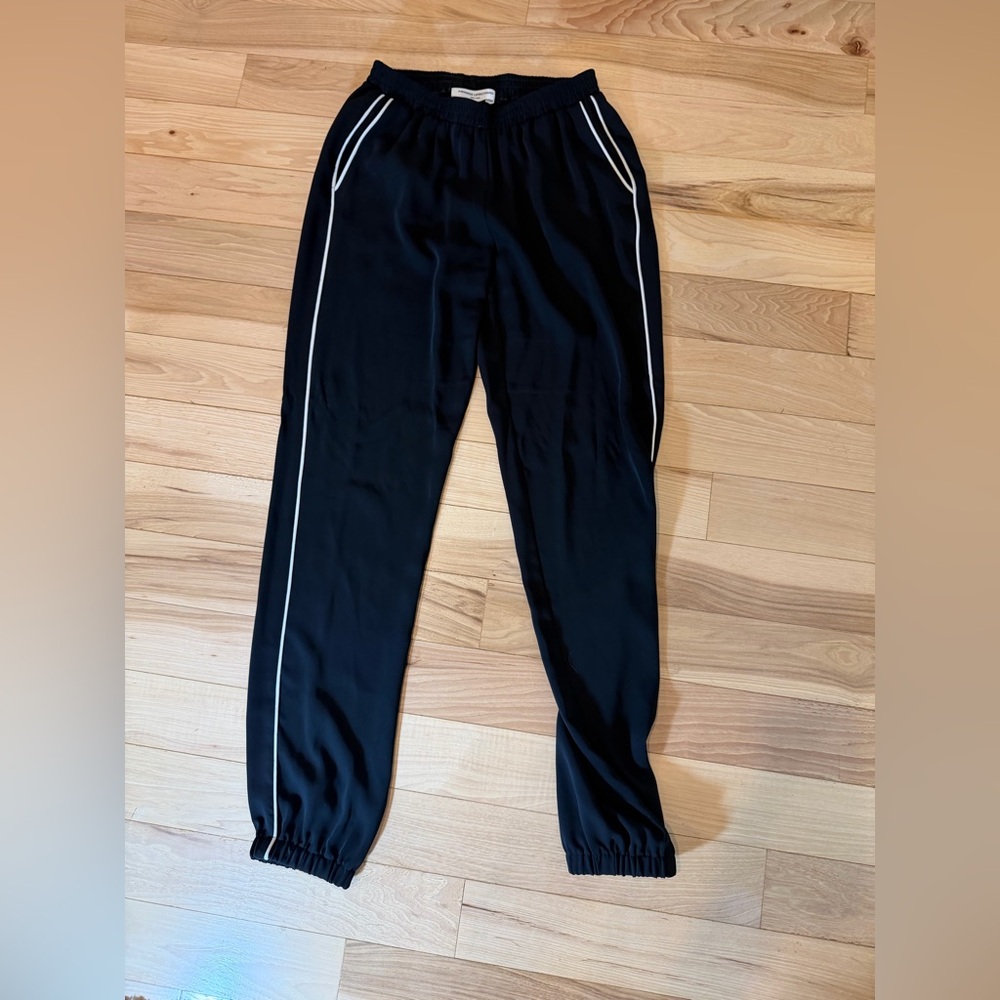 AMANDA UPRICHARD black silky jogger dress pants with piping size XS!